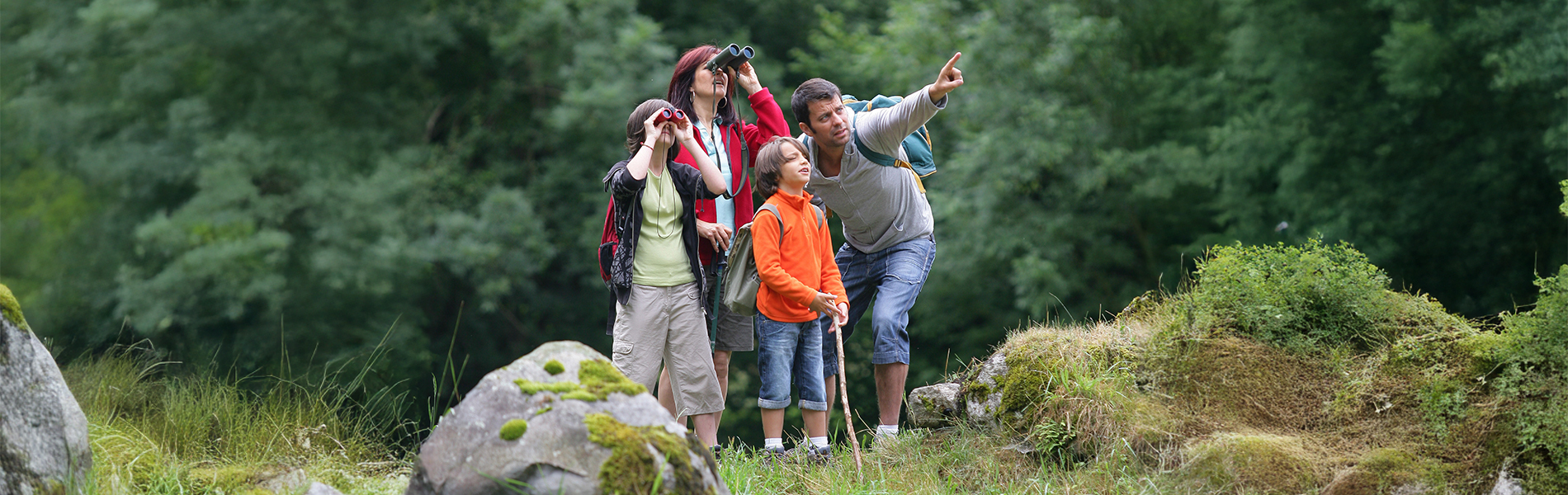 Una família observa la natura durant una excursió