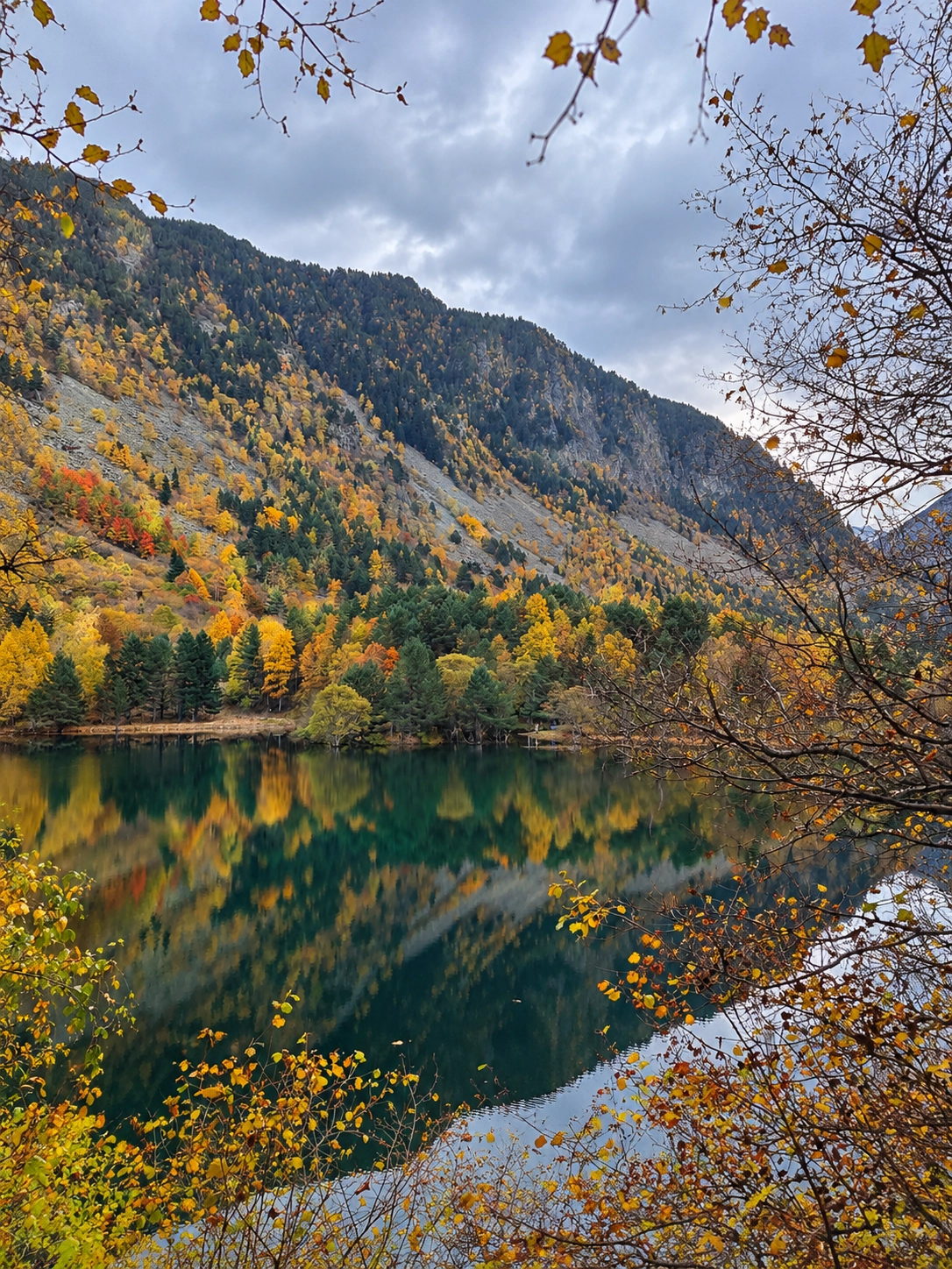 Colors de tardor reflectits en un llac